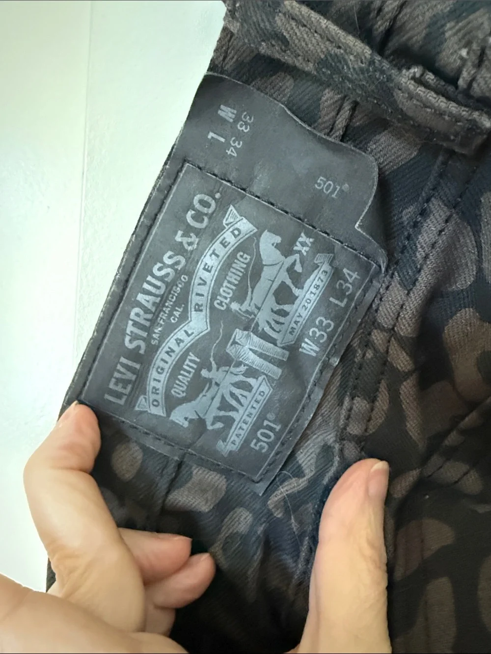 Levi’s 501 Men's black leopard shrink to fit Straight-Leg Jeans, 33x34”